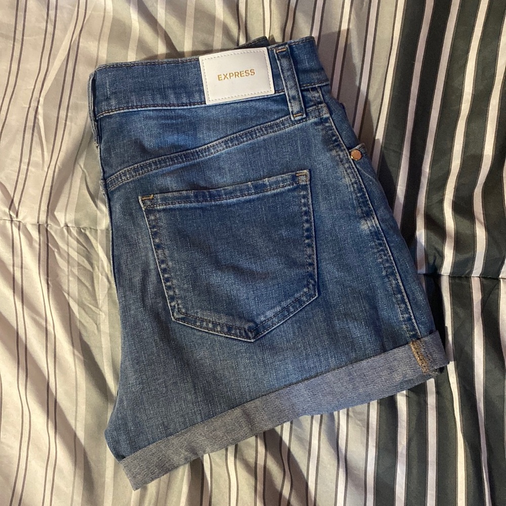 Express mid rise shorties